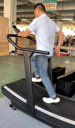 Vidéo de course à pied sur tapis roulant incurvé