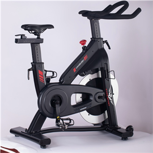 Sepeda statis dengan tempat botol minum