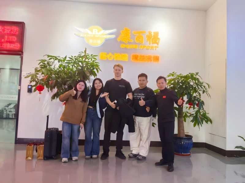 Kami menyambut hangat pelanggan dari Belanda untuk berkunjung dan bertukar pikiran di Xiamen Kangbafu.