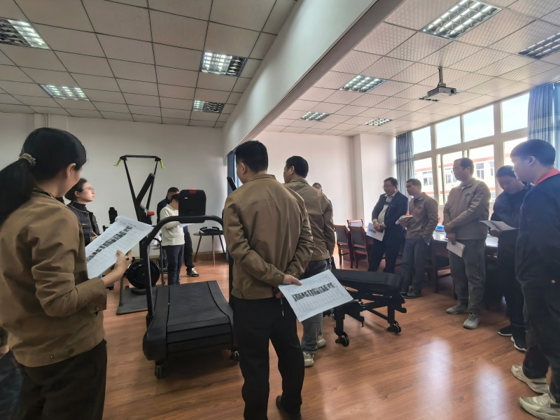 عقدت الإدارة العليا للشركة اجتماعاً لتلخيص إنتاج جهاز المشي غير المزود بمحرك.