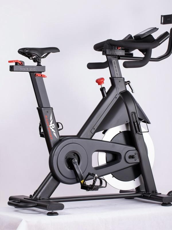 Bicicleta de spinning com resistência ajustável controlada eletricamente, a melhor opção para treinos HIIT.