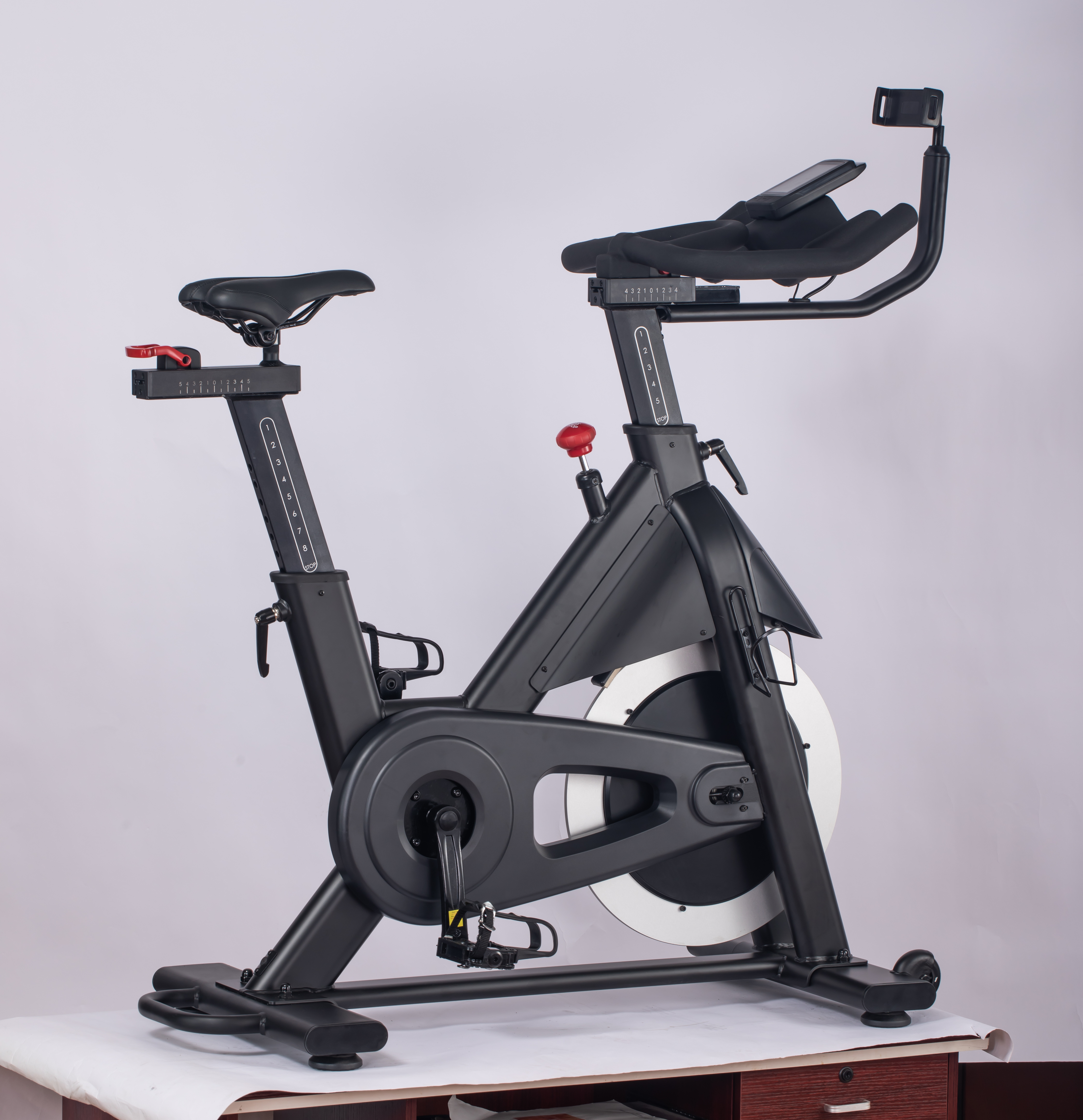 A concorrência entre os equipamentos de ginástica comerciais está se intensificando? Vamos desmontar os principais componentes desta bicicleta de spinning comercial multifuncional!