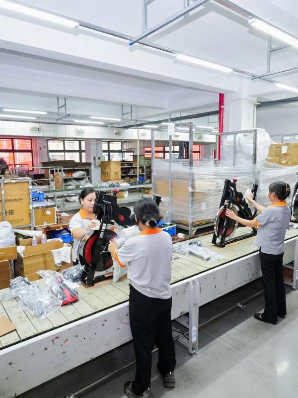 La linea di produzione di attrezzature professionali per il fitness di K LIFE è pienamente operativa.