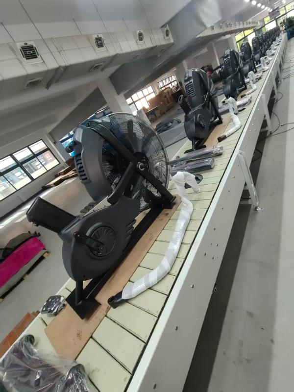 La produzione dello stabilimento KLife Sport è in pieno svolgimento.