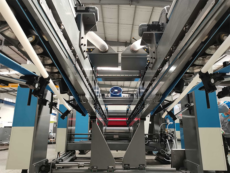 Visokohitrostni zložljivi stroj za lepljenje valovitega kartona