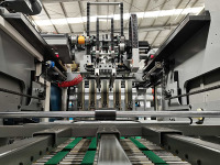 Visokohitrostni zložljivi stroj za lepljenje valovitega kartona