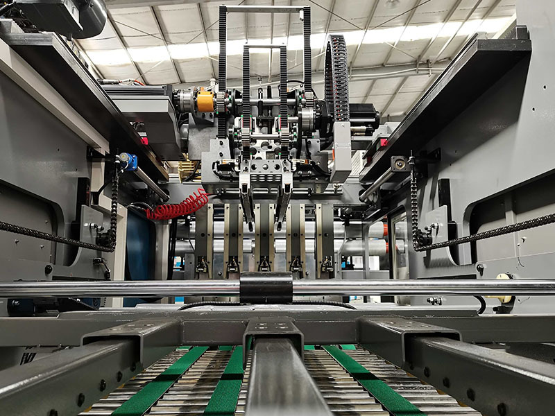 Visokohitrostni zložljivi stroj za lepljenje valovitega kartona