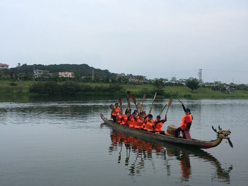 Подготовка к гонкам Фестиваля лодок-драконов