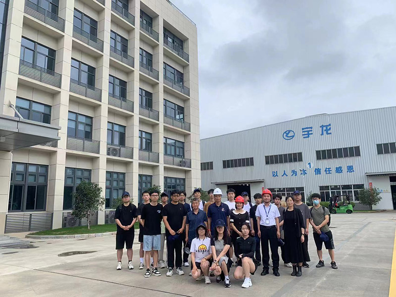 Profesores y estudiantes universitarios visitando fábricas Profesores y estudiantes universitarios visitando fábricas