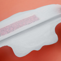 Verwendung von Hygienepads mit negativen Ionen bei starker Blutung