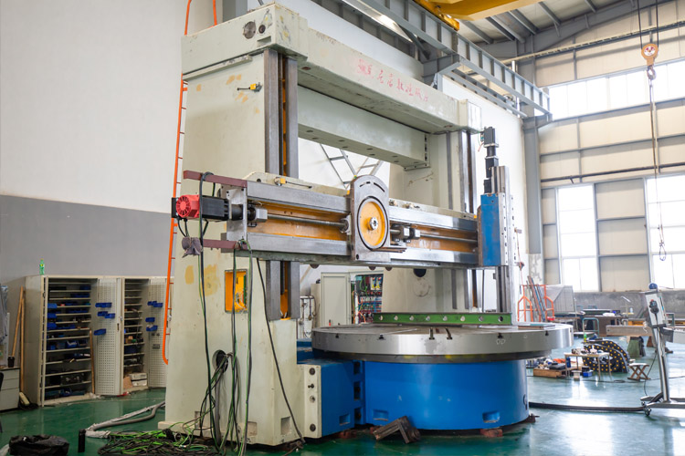 What is the difference between a horizontal machining center and a vertical machining center