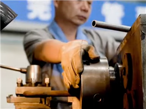 ¿Por qué son esenciales los tornos verticales CNC de gran tamaño para el mecanizado de componentes industriales grandes y pesados?