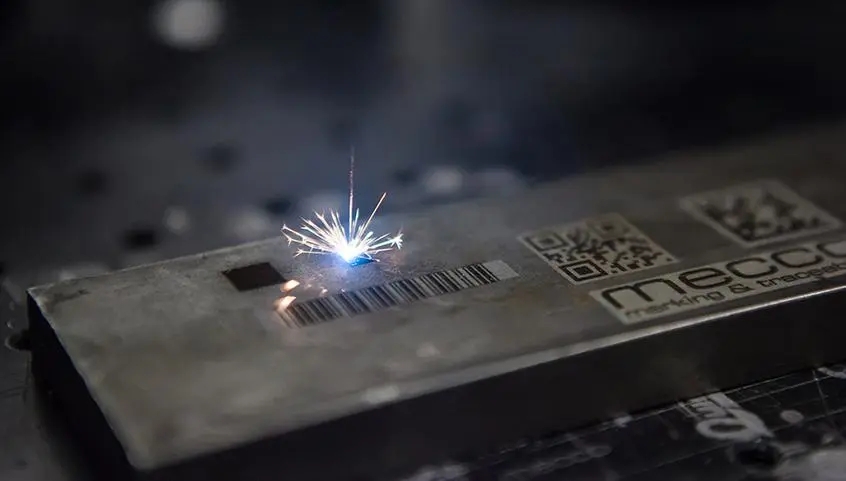 Penggunaan mesin penanda laser dalam penyesuai kuasa