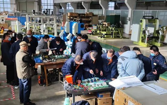 कंपनी इलेक्ट्रीशियनों के लिए विशेष प्रशिक्षण आयोजित करती है