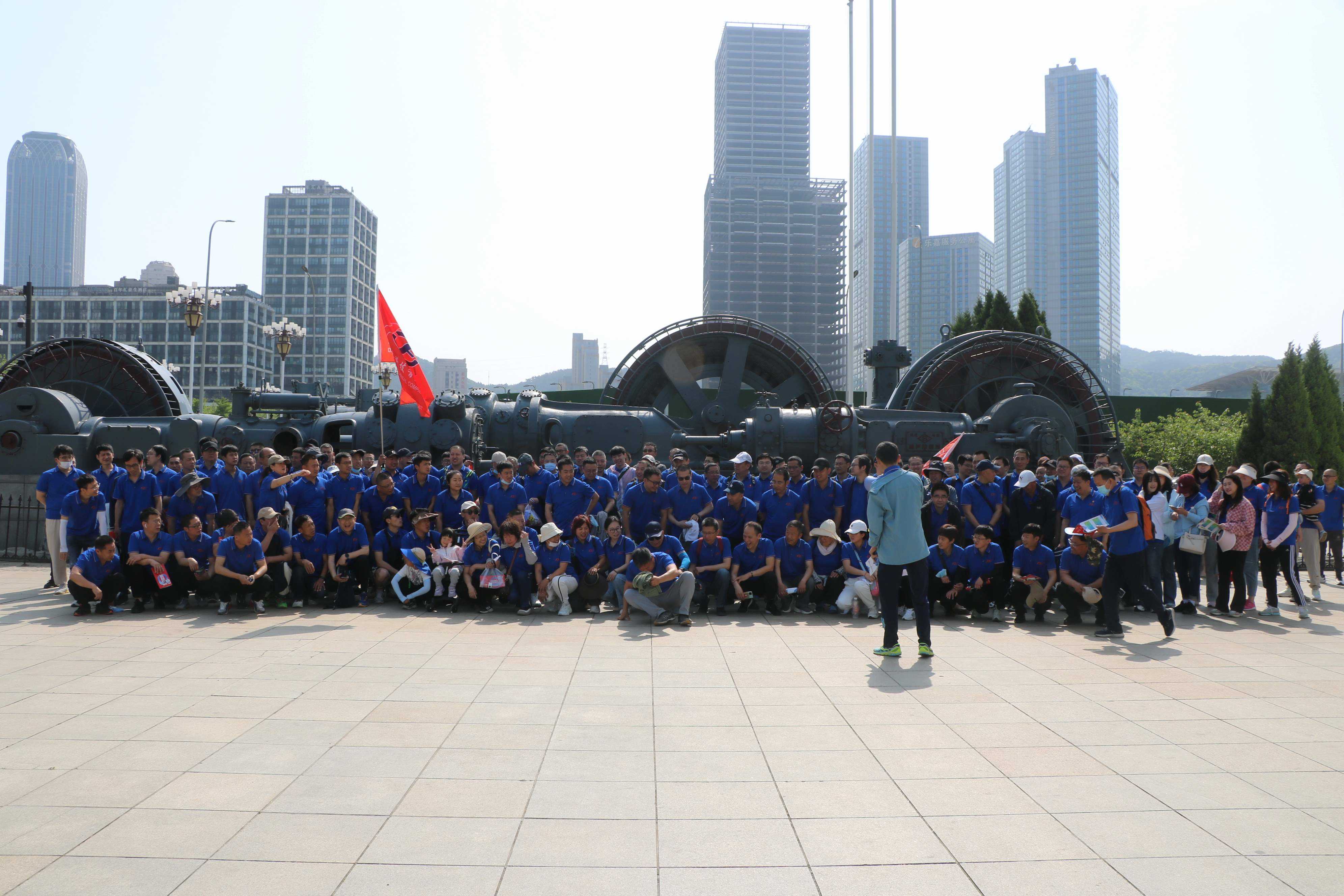 Dalian conform attend hiking campaign