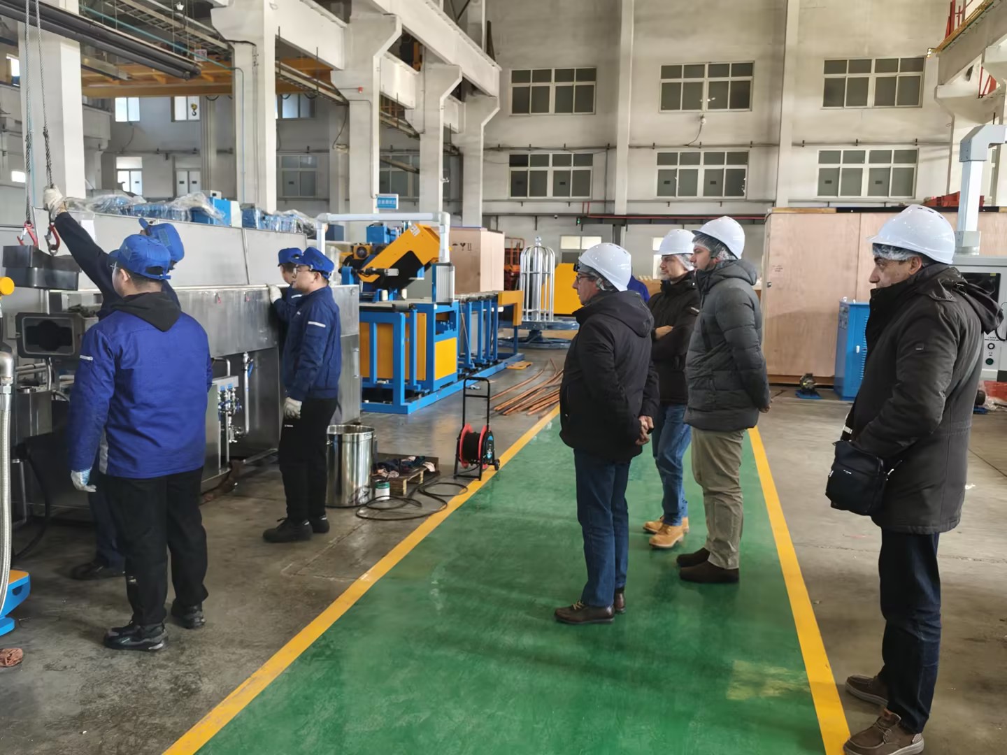 Continuous extrusion machine