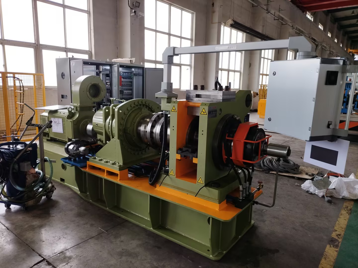 Continuous extrusion machine