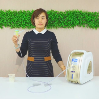 Le bevande all'ossigeno per la bellezza del viso e l'ossigenoterapia utilizzano un piccolo concentratore di ossigeno da 3 litri