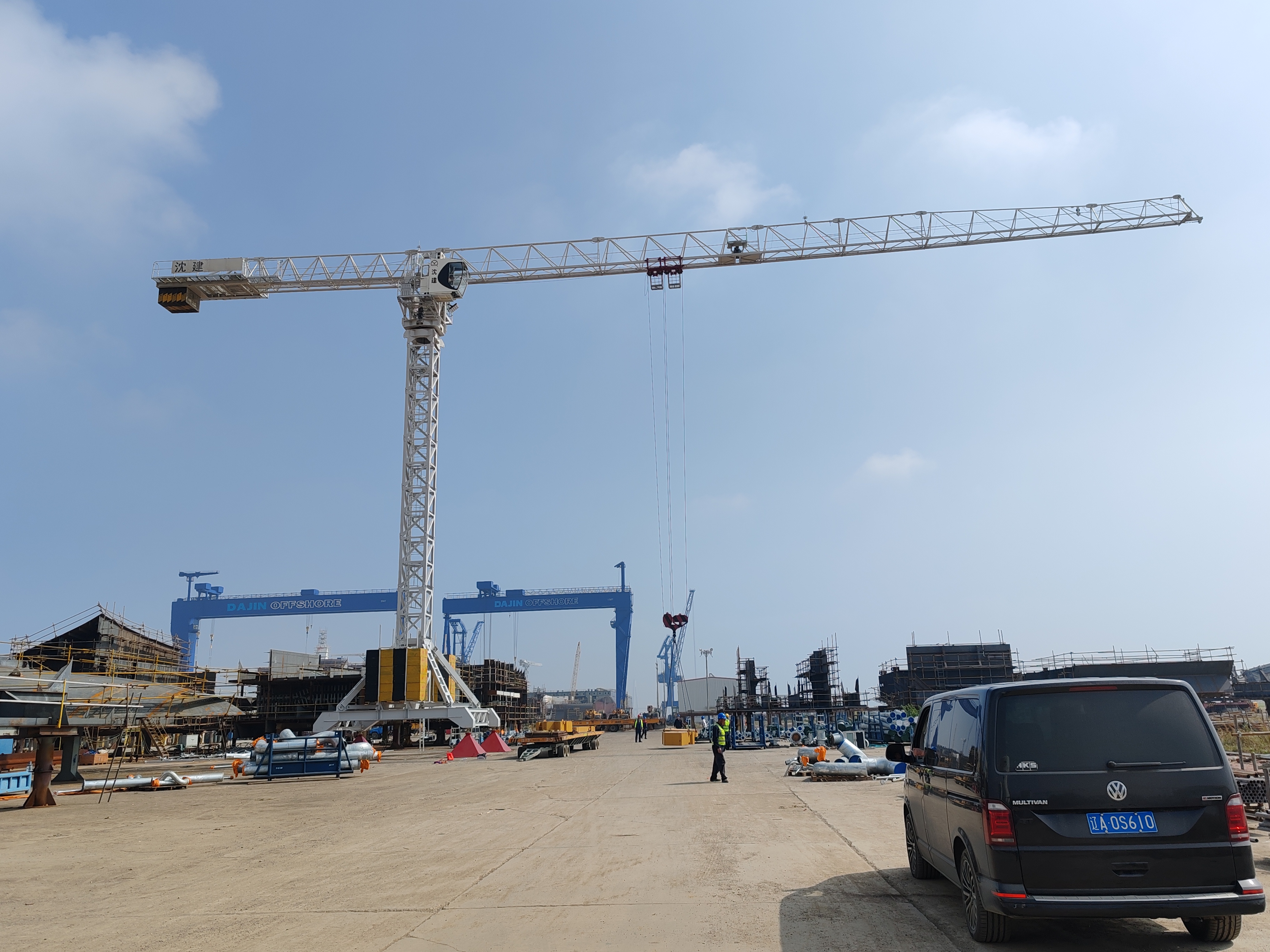 Tower cranes produced by Shenyang Sanyo Building Machinery Co., Ltd. helped launch the transport ship manufactured by Daikin Heavy Industries smoothly