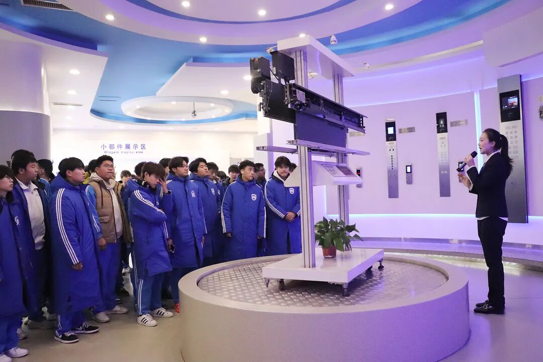 Teachers and students from Shenyang Wanye Technical School enter Shenyang Sanyo Heavy Industry Group