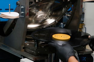 Hoe worden vinylplaten in de fabriek gemaakt?
