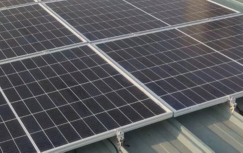 段ボール屋根用のソーラーパネル取り付け