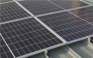 段ボール屋根用のソーラーパネル取り付け