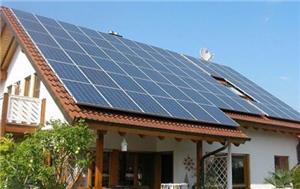 傾斜屋根太陽光発電システムの特徴と利点は何ですか？