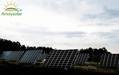 ドイツのFCザンクト・パウリ、スタジアムに虹色の太陽光発電パネルを設置