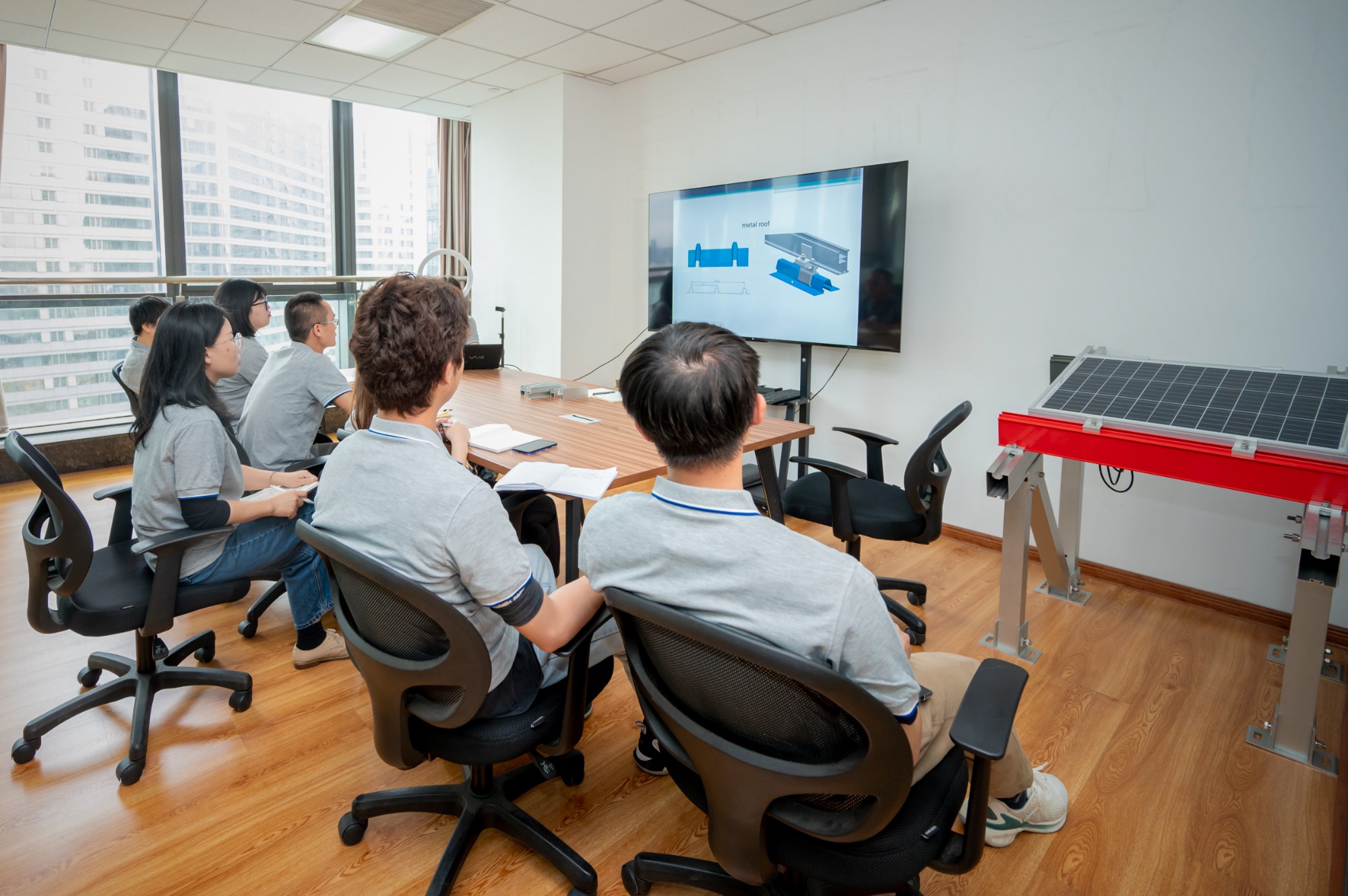 I tuoi partner solari di fiducia: un team amichevole e professionale che alimenta il successo del tuo impianto fotovoltaico