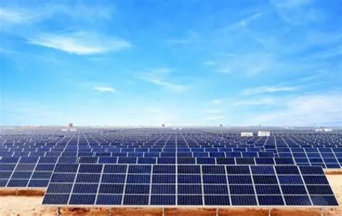 Il Regno Unito ha aggiunto almeno 2,5 GW di energia solare nel 2025, rivelano i dati rivisti