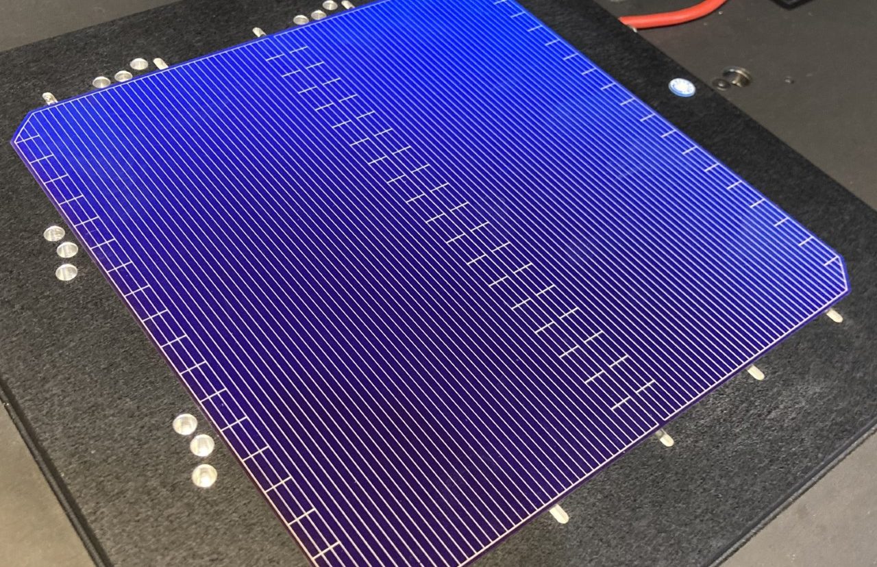 より厚い酸化アルミニウム層は、TOPCon太陽電池の紫外線による劣化を軽減できる