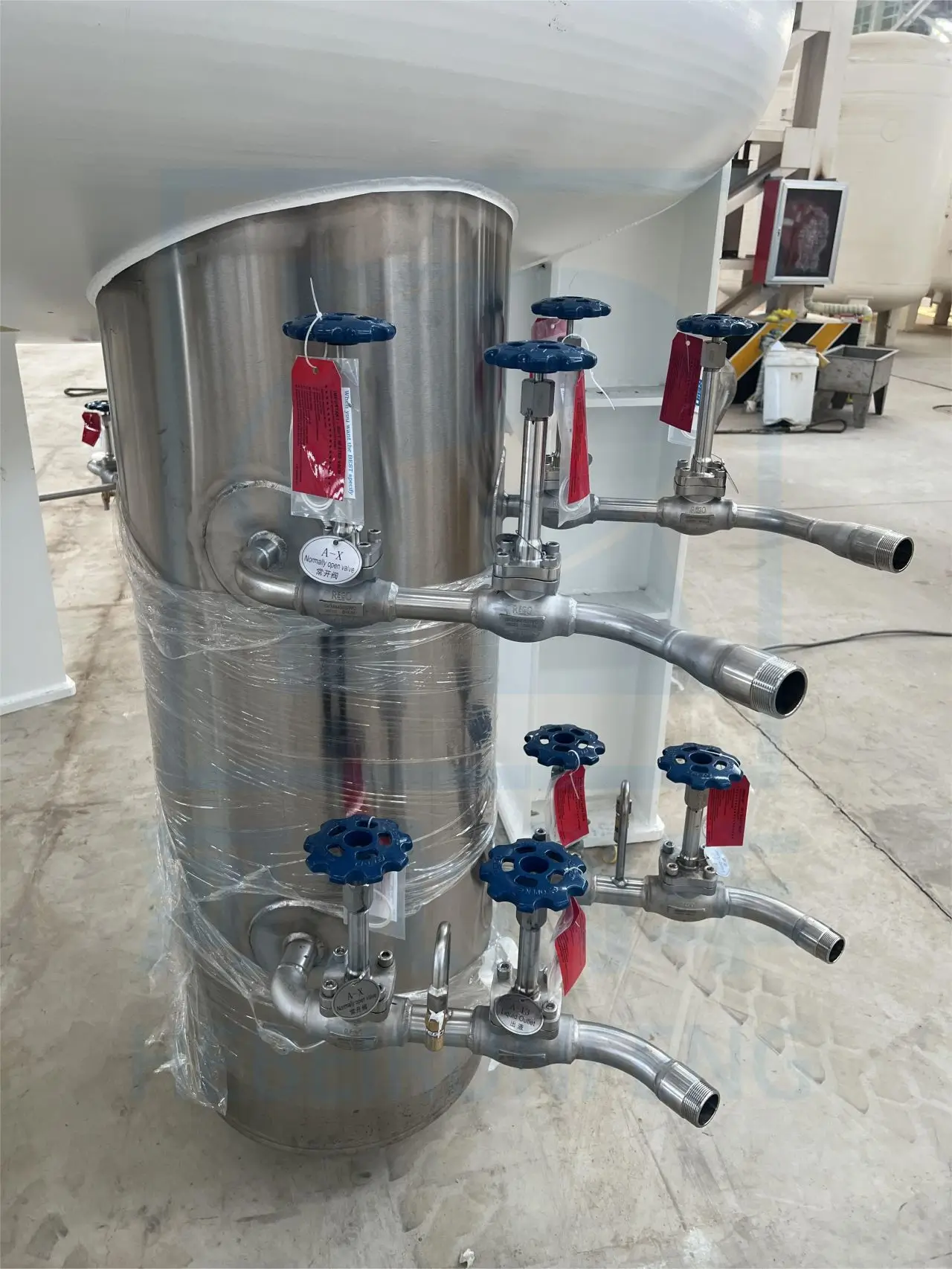cryogenic tank with thermosiphon