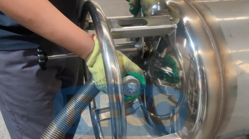 Vacuum pumping device