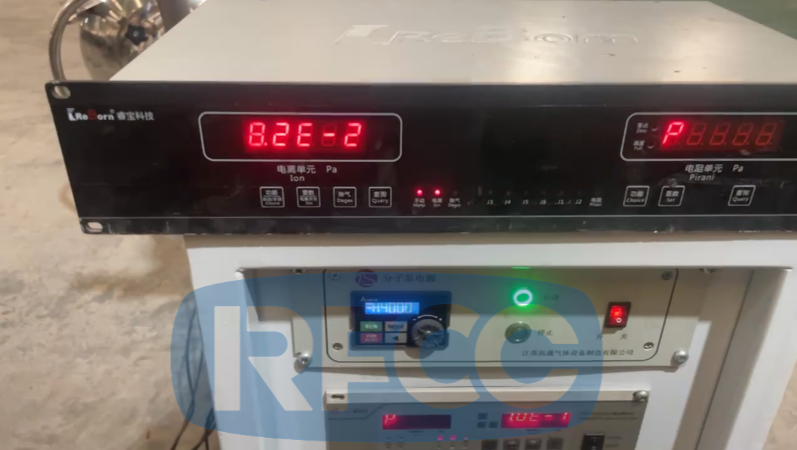 Vacuum pumping device