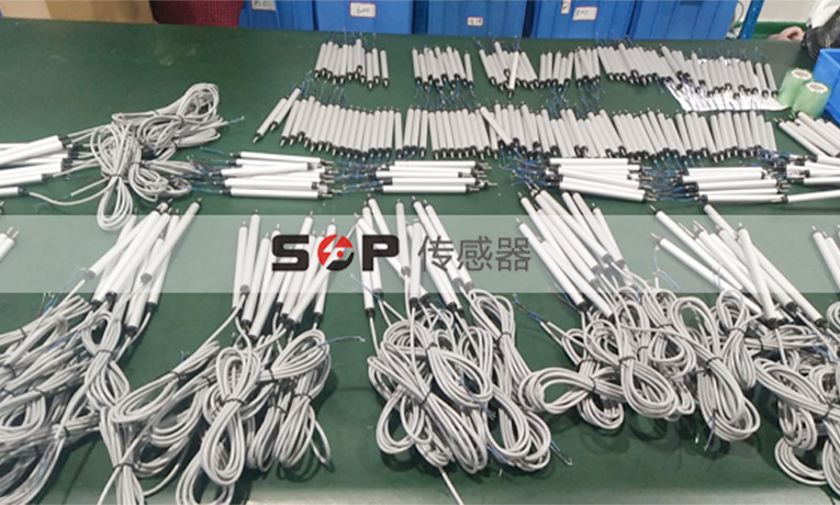 Über die Länge des Netzkabels des linearen Wegsensors werden die Daten nicht beeinflusst