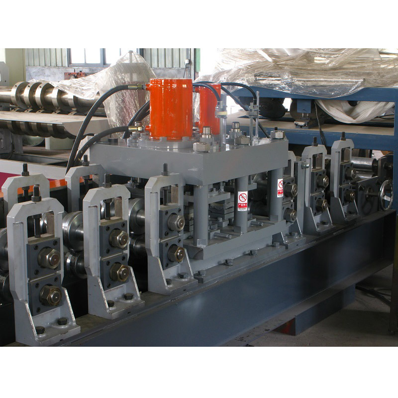 Machine de formage de rouleaux de poutres d'étagère