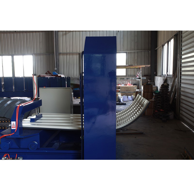 Machine incurvée de sertissage de toiture en métal