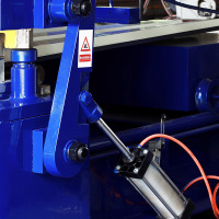 Machine incurvée de sertissage de toiture en métal