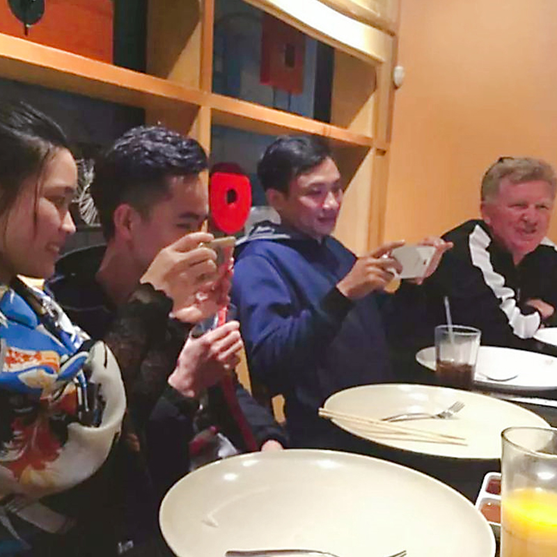 Vui vẻ với khách hàng