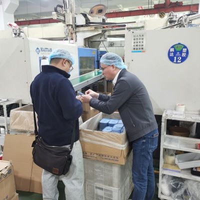 Os clientes vêm à fábrica para inspeção