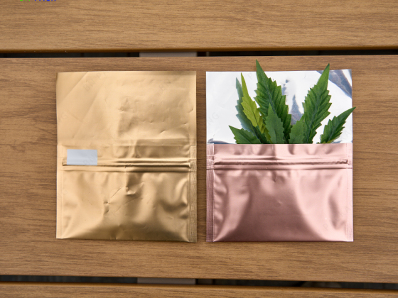 Sac debout d'emballage de cannabis de mauvaise herbe de fleur d'herbe de CBD avec la couverture de filp