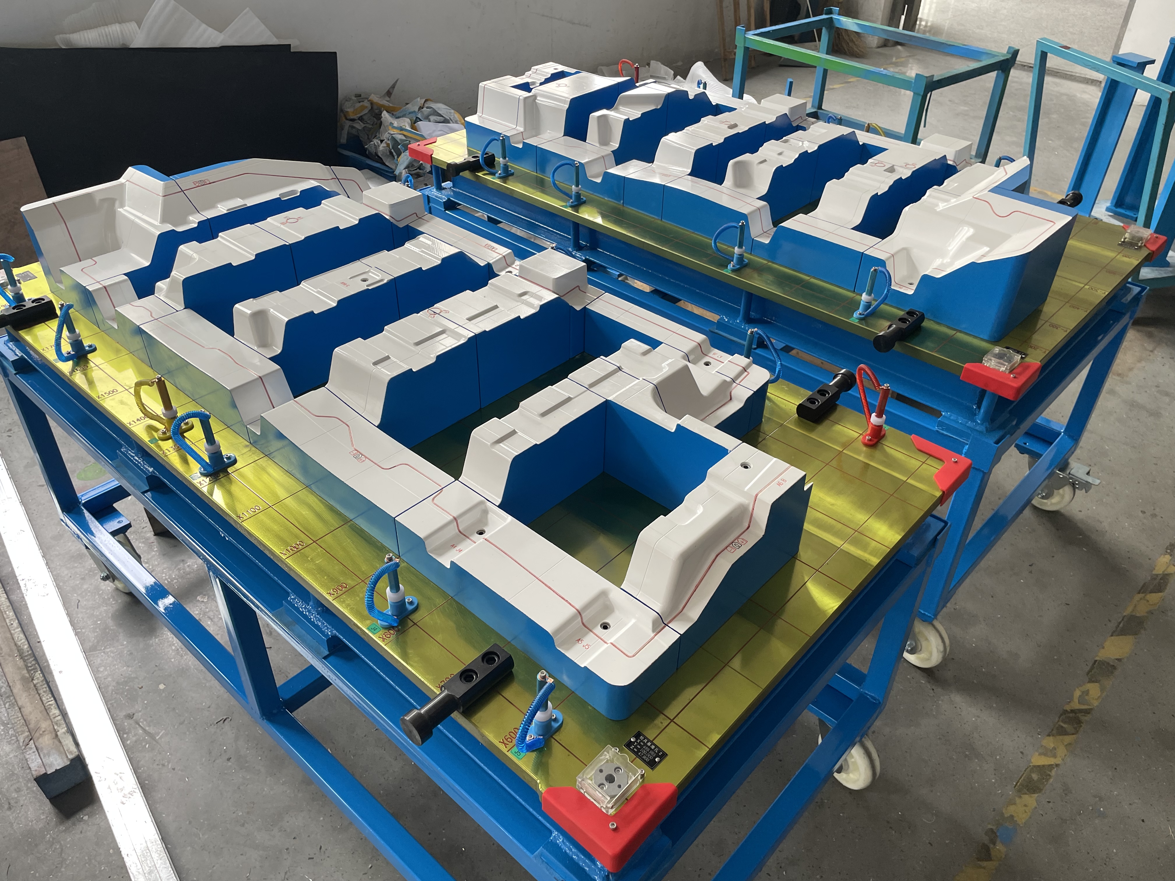 उच्च-परिशुद्धता टूलींग बोर्ड ऑटोमोटिव जाँच फिक्स्चर निर्माण में मदद करता है