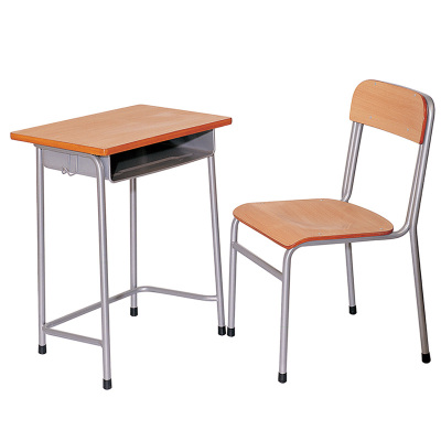 Einzelne Schülertische und Stühle aus Holz für den Klassenraum