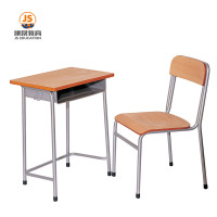 Einfacher Klassenzimmerstuhl aus Holz und Metall für Schüler