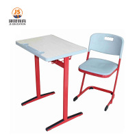 Mesa de aula sencilla y moderna con madera maciza
