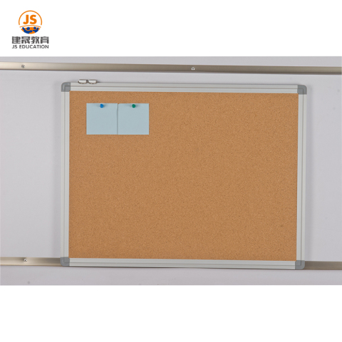 Grand tableau d'affichage blanc avec portes coulissantes en verre
