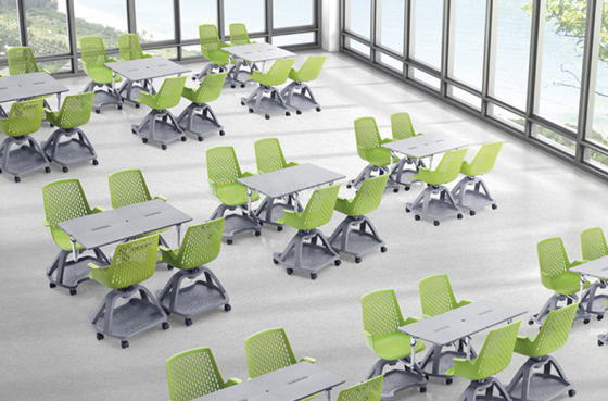Silla de estudiante de plástico con rueda.
