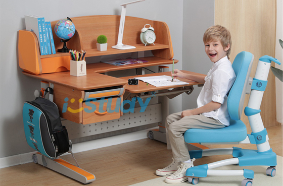 बच्चों की एर्गोनोमिक स्टडी टेबल को समायोजित करना