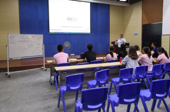 Iskolai bútorokkal kapcsolatos tapasztalatok megosztása